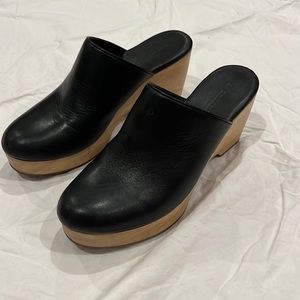 Everlane black leather clogs